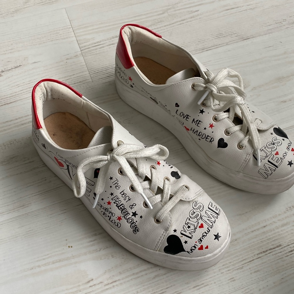 Fun sneakers. Great for a weekend stroll. Size 38. Fit like size 8.